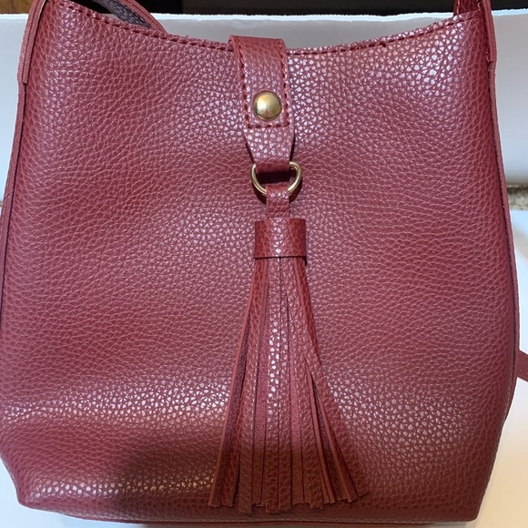 Faux Leather Burgundy crossbody purse, gold hardware & tassel snap closure - Picture 4 of 6